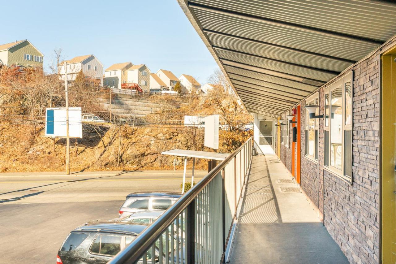 Oyo Hotel Malden Ma Broadway Εξωτερικό φωτογραφία