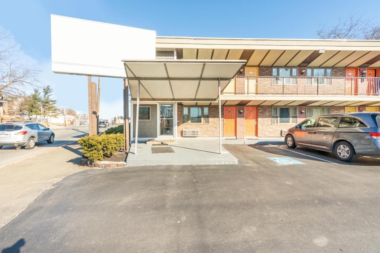 Oyo Hotel Malden Ma Broadway Εξωτερικό φωτογραφία