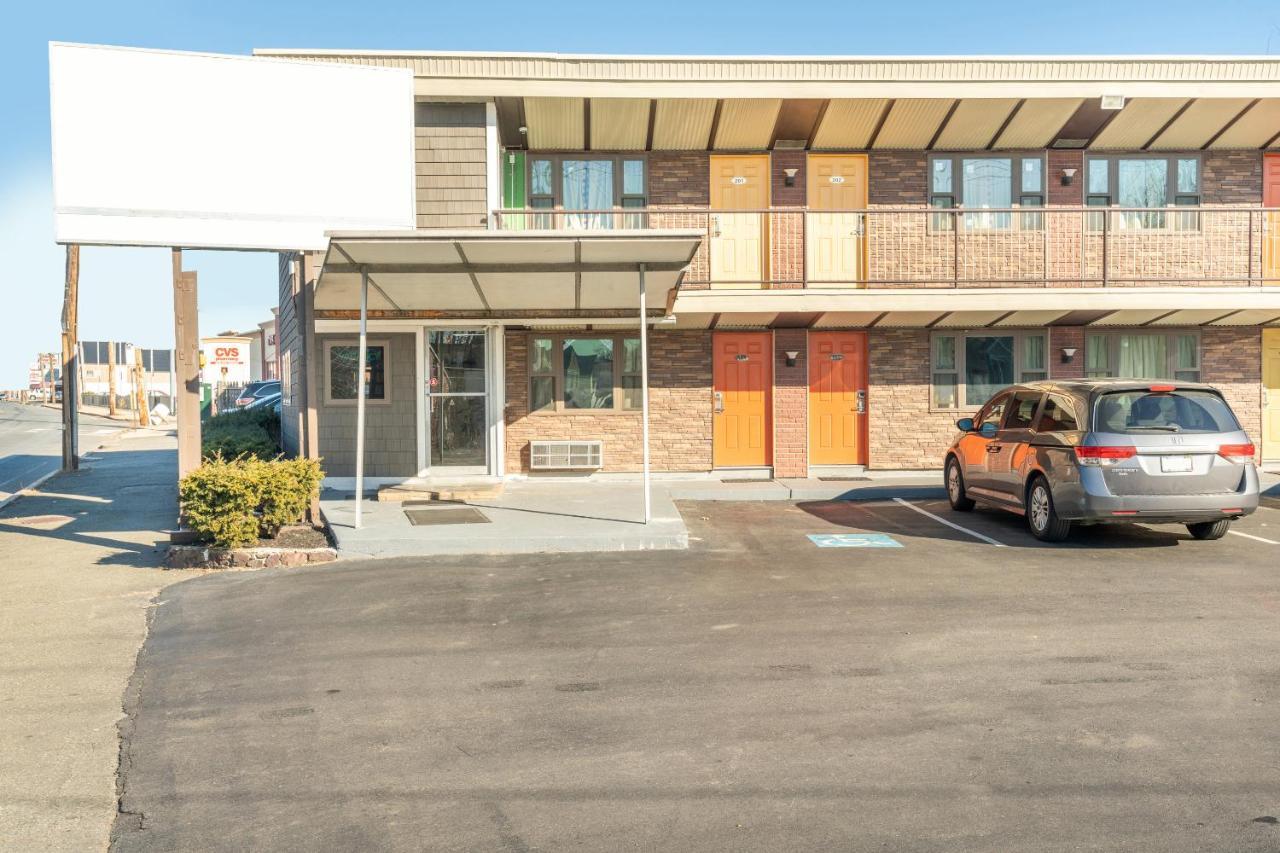 Oyo Hotel Malden Ma Broadway Εξωτερικό φωτογραφία