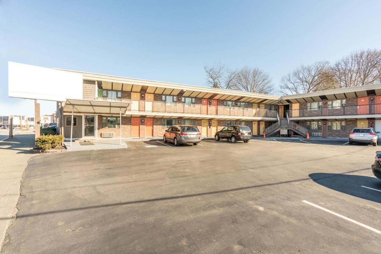 Oyo Hotel Malden Ma Broadway Εξωτερικό φωτογραφία