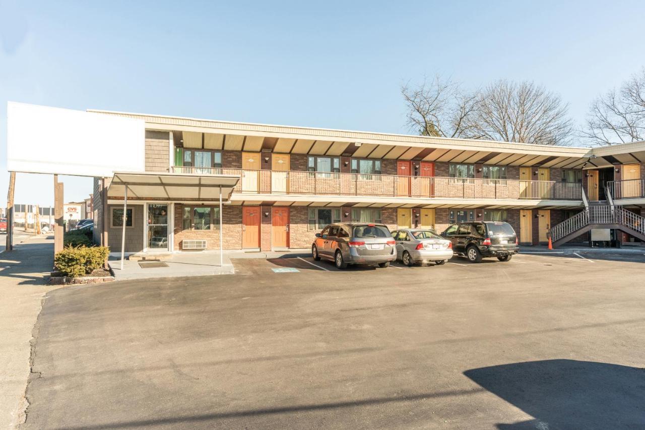 Oyo Hotel Malden Ma Broadway Εξωτερικό φωτογραφία