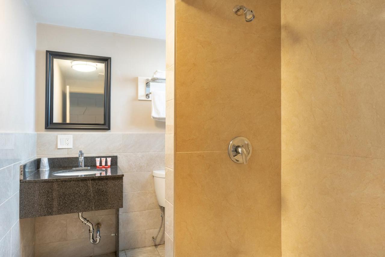 Oyo Hotel Malden Ma Broadway Εξωτερικό φωτογραφία