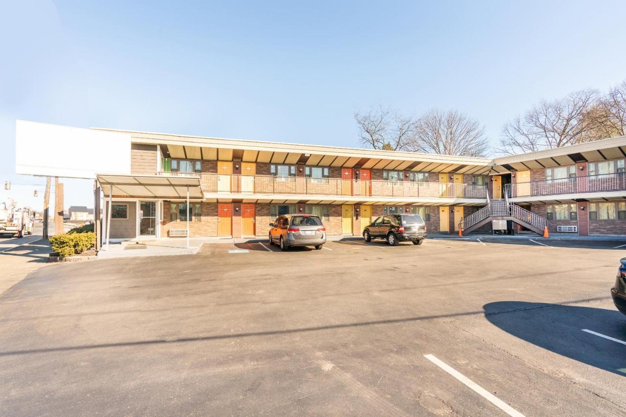 Oyo Hotel Malden Ma Broadway Εξωτερικό φωτογραφία